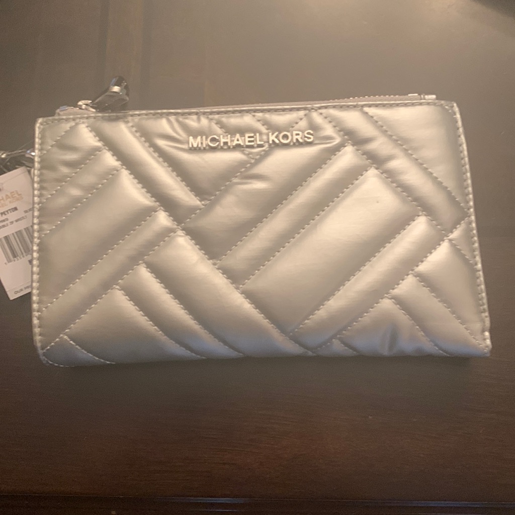 Nwt Michael Kors Peyton Lg Wristlet Silver